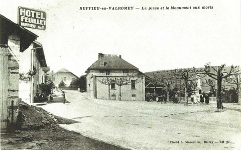 Ruffieu - Place Des Monuments Aux Morts